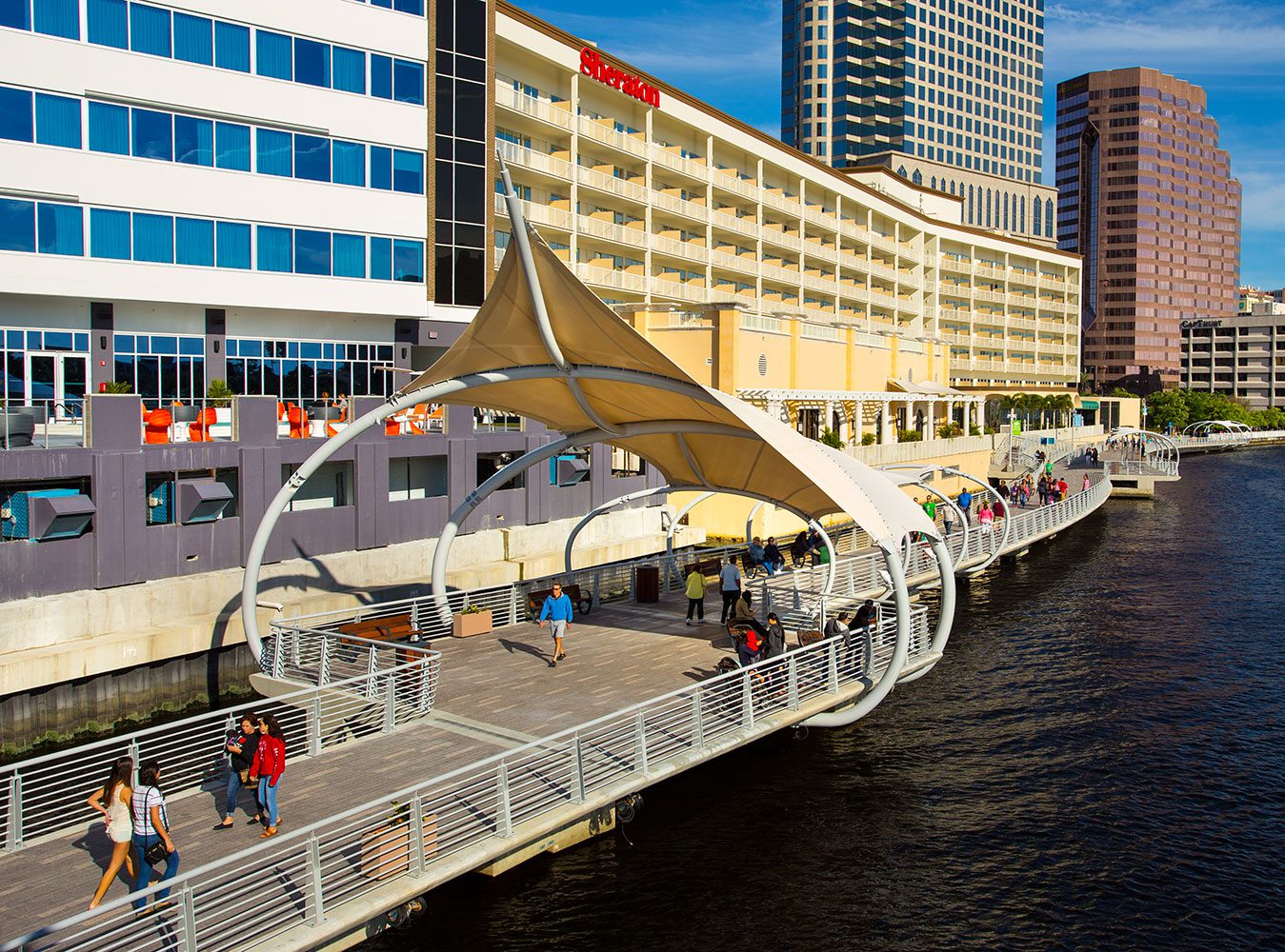 Read more about the article Discover the Top Bars on Tampa Riverwalk for Riverfest & Beyond